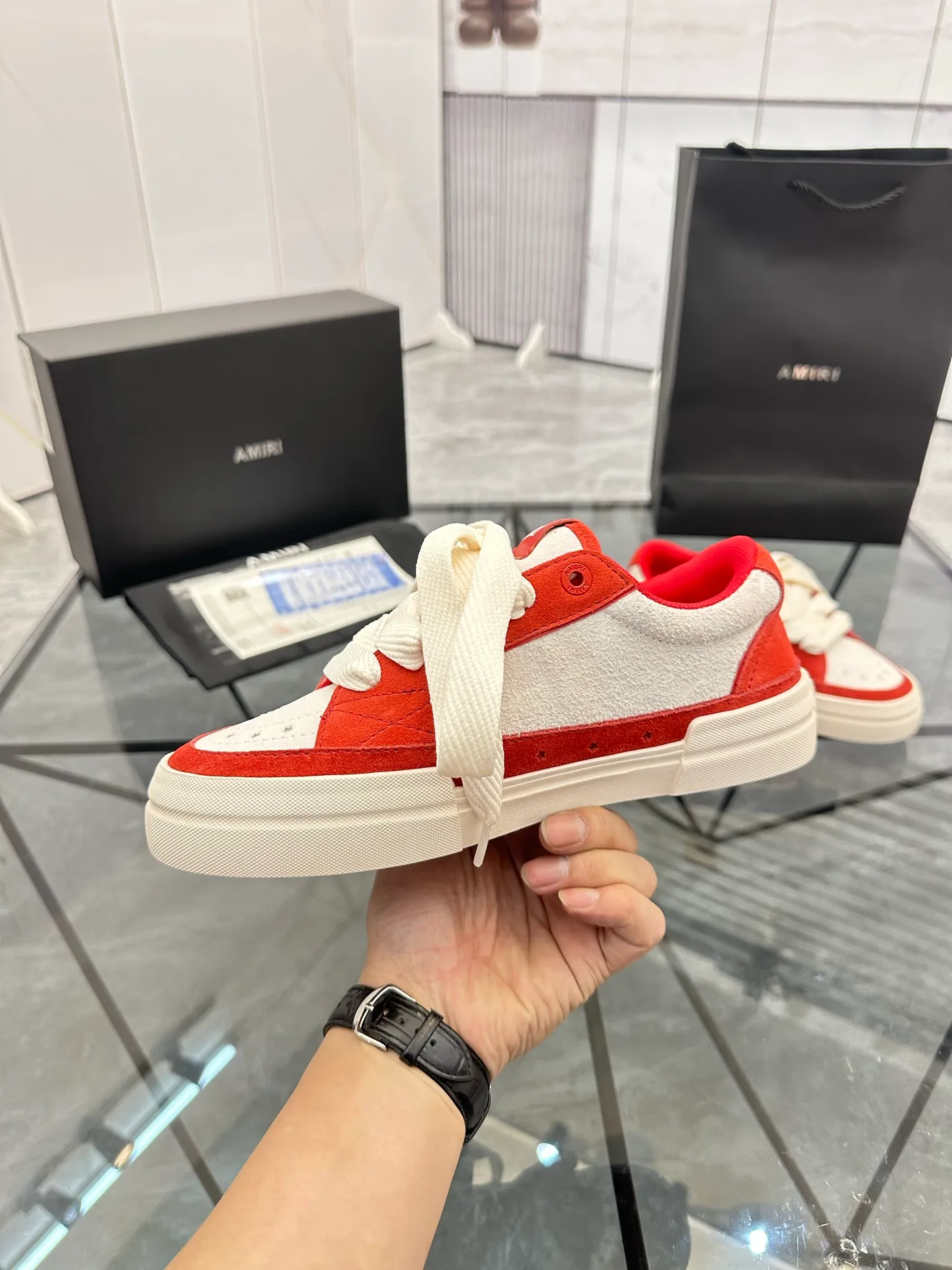 Men's shoes: 💰P600¥ Top quality in Guangzhou Product trademark: AMIRI* "Amir*" low-top casual shoes Regular size: 39-44 (can be customized to 45) Product material: Upper imported first-layer cowhide spliced ​​nubuck leather, breathable lining, original outsole. Number: 525
